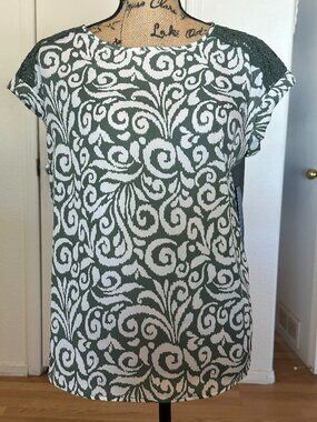 APT. 9 SIZE L NWT Green & White Print Top w/ Lace Shoulders
